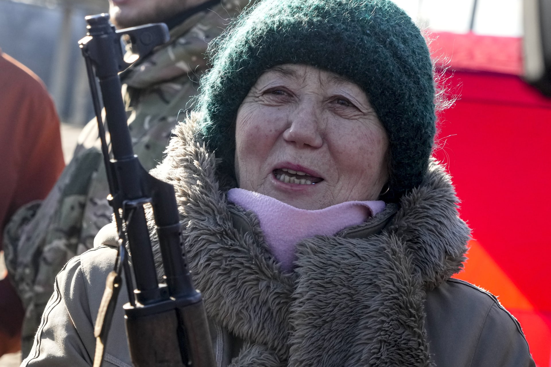 Na Ukrajině se učili zacházet se zbraněmi i ženy a senioři.