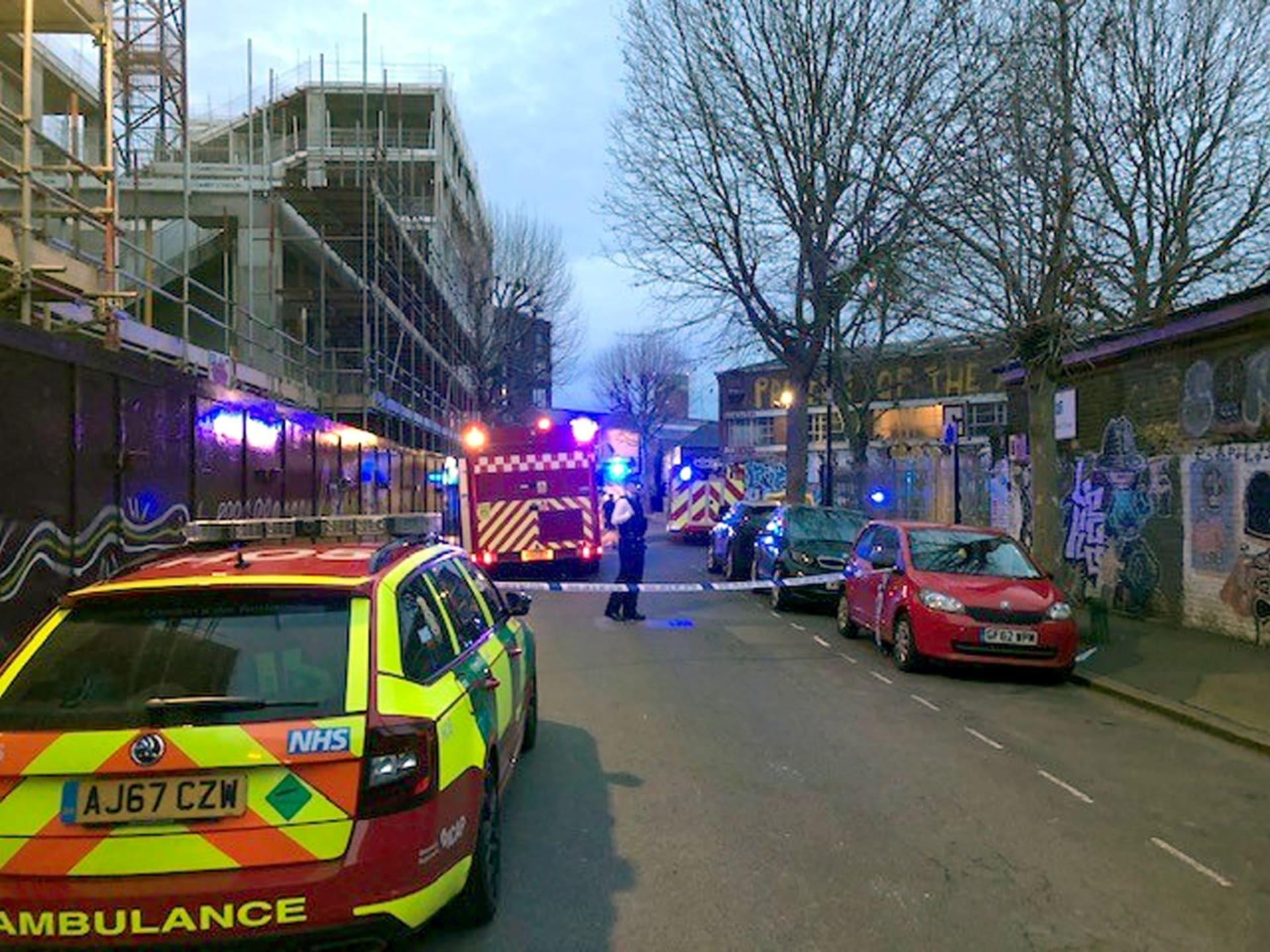 Při zřícení vestavěného patra v baru Two More Years na východě Londýna utrpělo zranění 13 lidí.