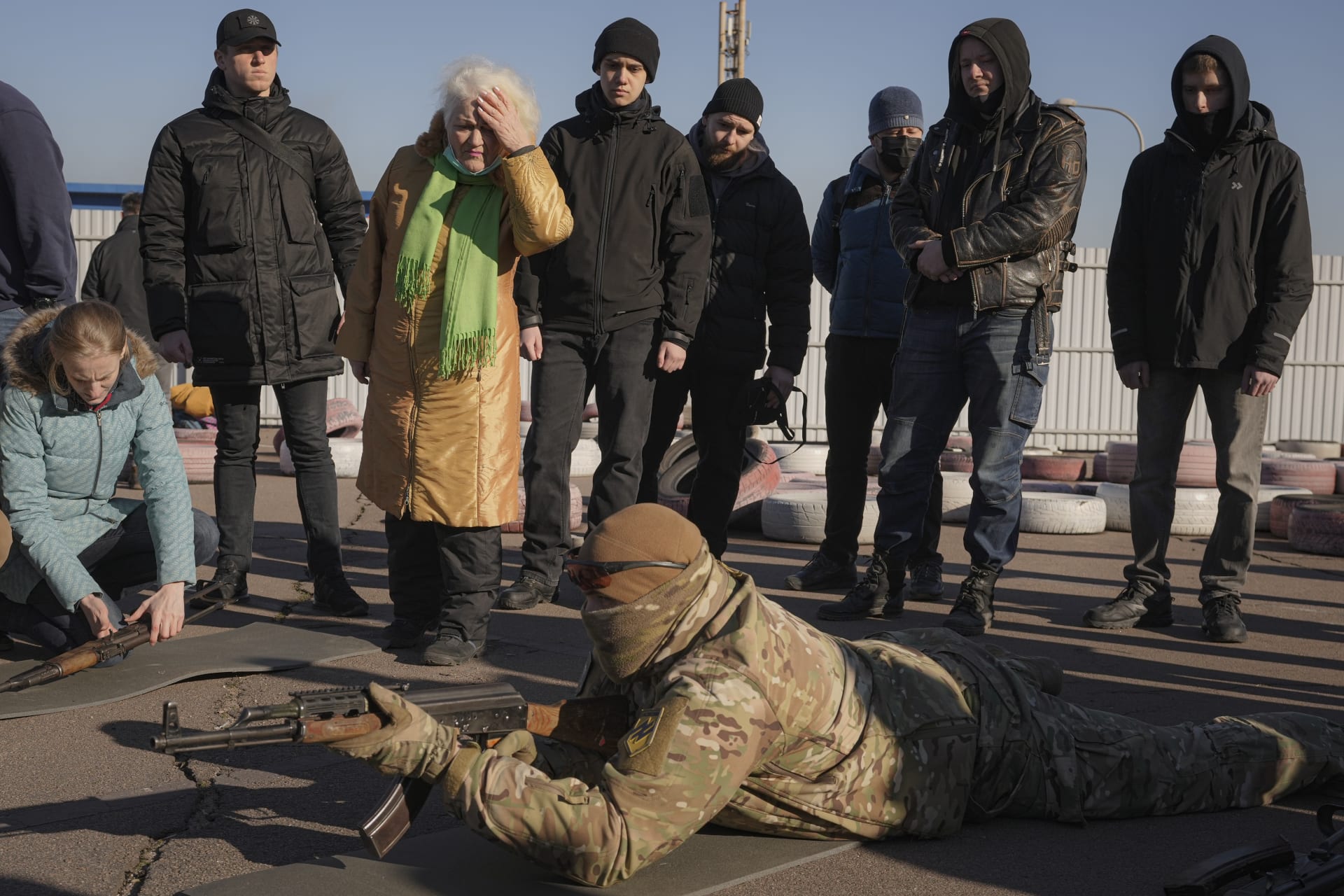 Na Ukrajině se učili zacházet se zbraněmi i ženy a senioři.