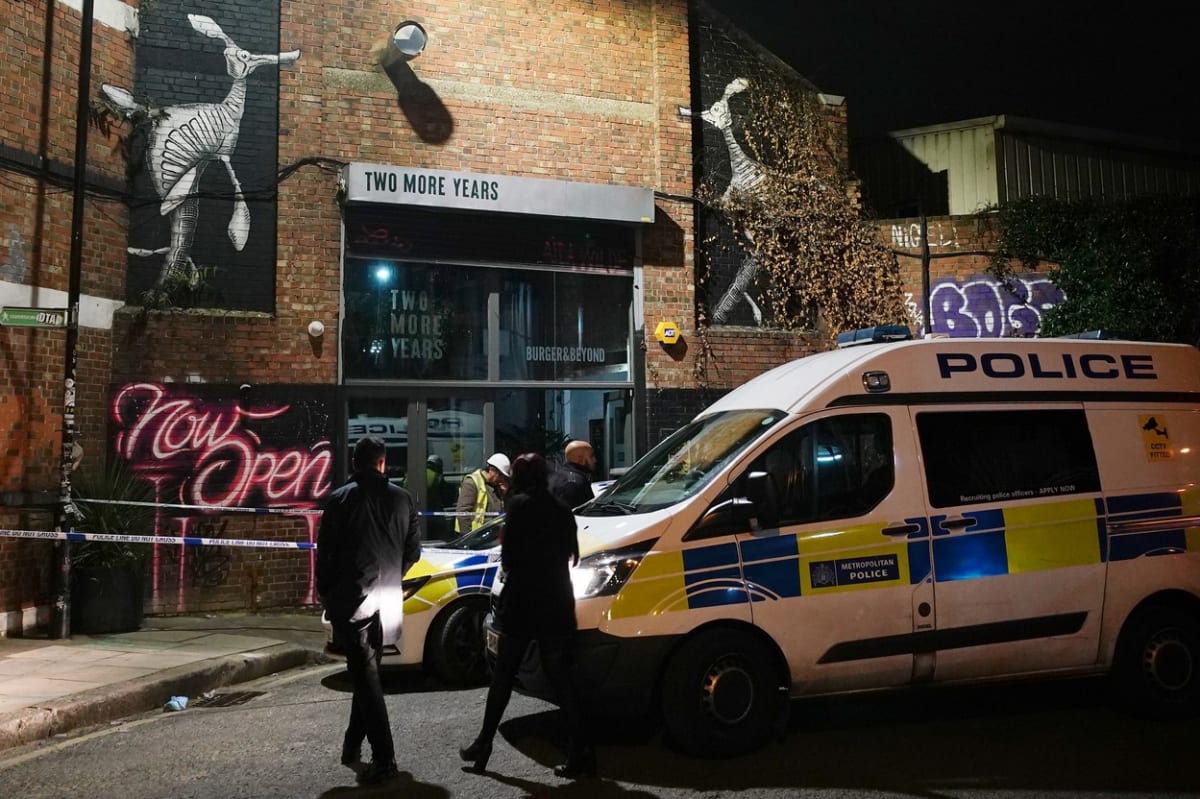 Při zřícení vestavěného patra v baru Two More Years na východě Londýna utrpělo zranění 13 lidí.
