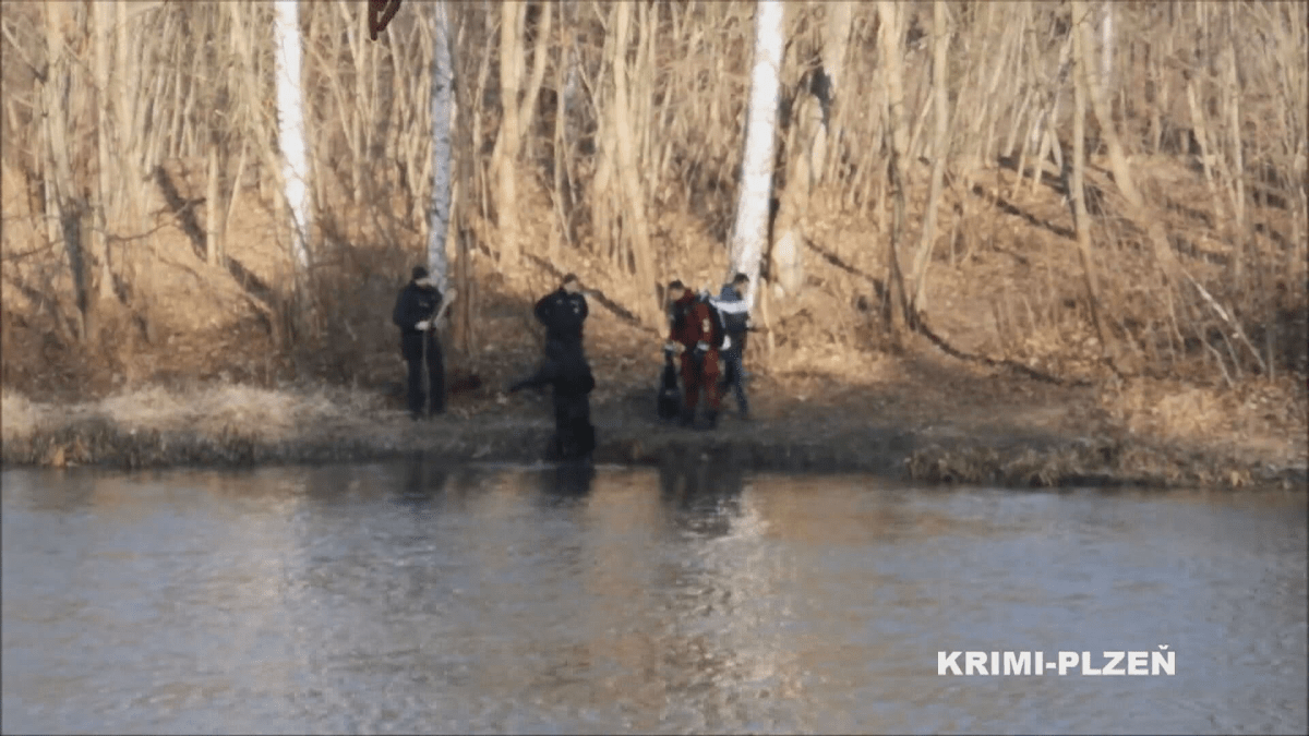 U řeky v Plzni našli kolemjdoucí mrtvou ženu.