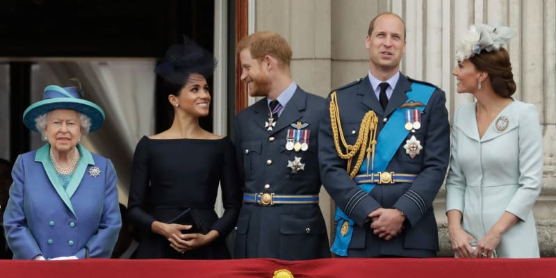 Královna chce usmířit rozhádané bratry Williama a Harryho. Na snímku všichni společně sledují přehlídku královského letectva (rok 2018).
