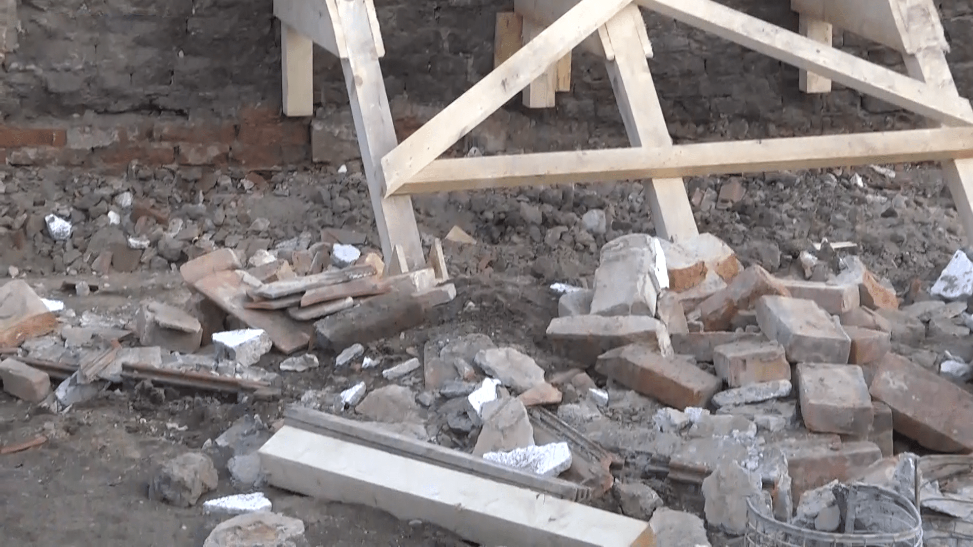 Při rekonstrukci poškozeného domu na jednoho z dělníků spadla štítová zeď.