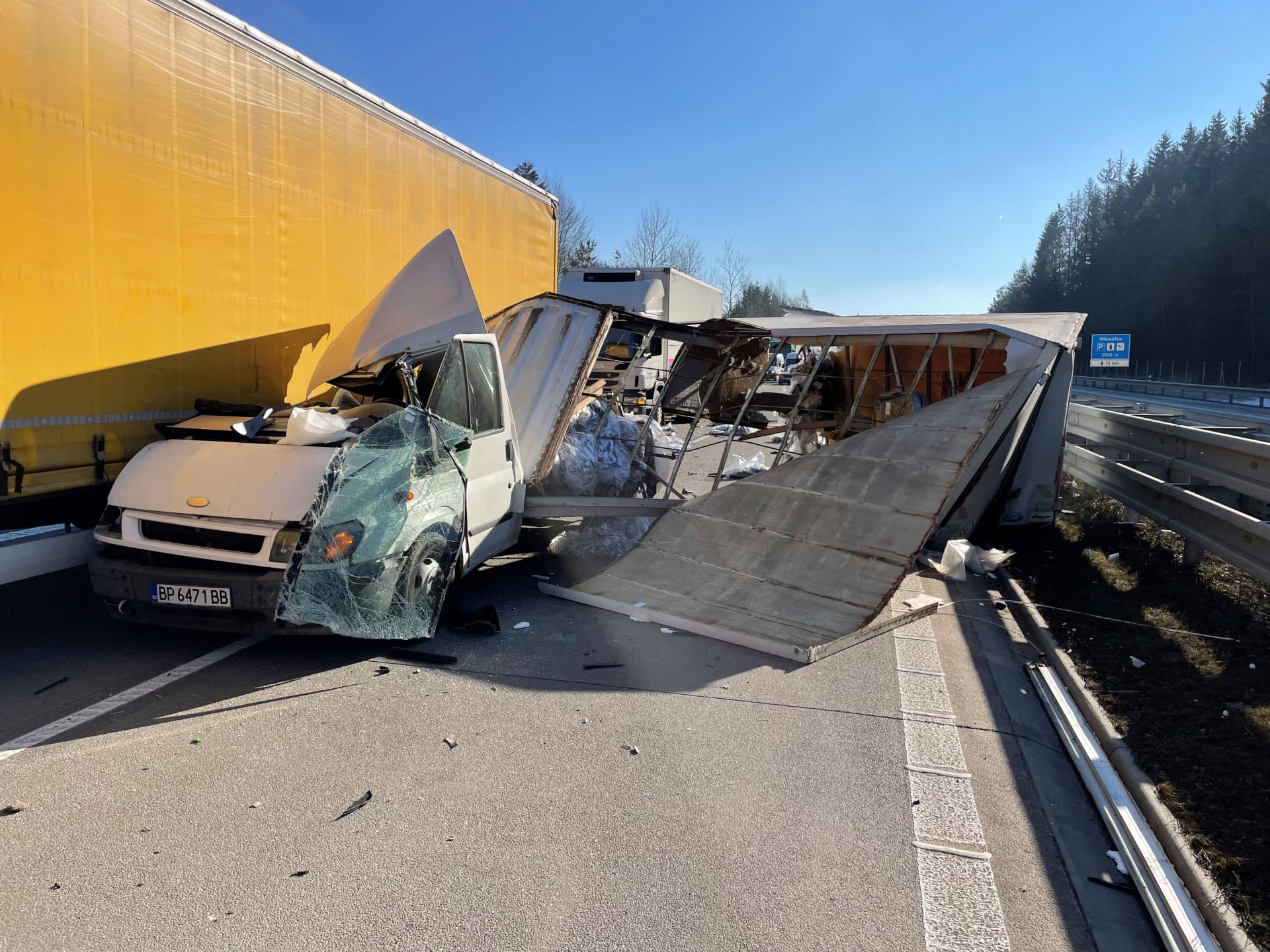 Další dodávka narazila do nákladního auta po 09:30 mezi sjezdy na 90. kilometru v Humpolci a 104. kilometru u Větrného Jeníkov.
