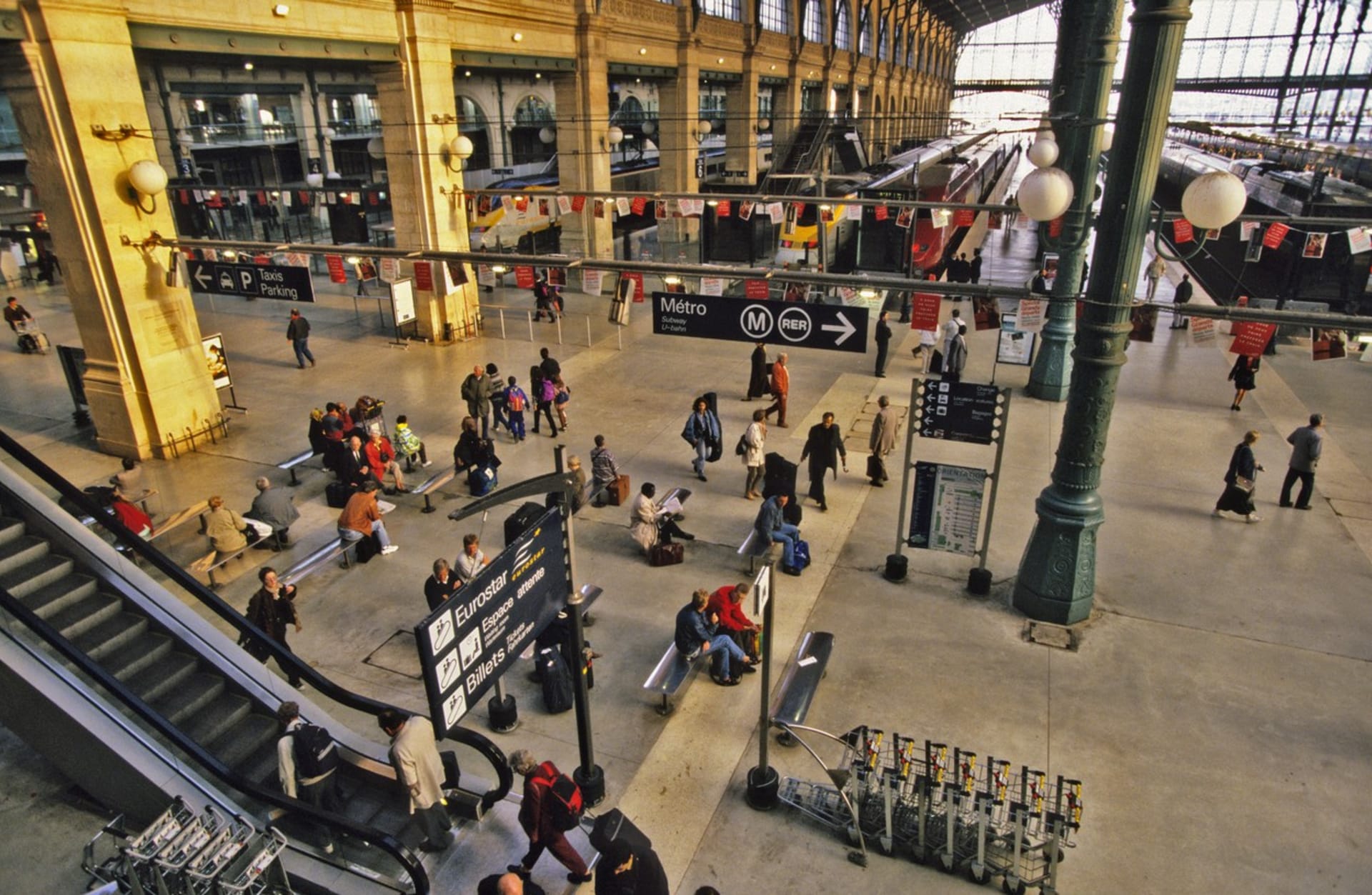 V pondělí ráno na pařížském Severním nádraží (na snímku) muž ozbrojený nožem se specifickým nápisem ohrožoval policisty.