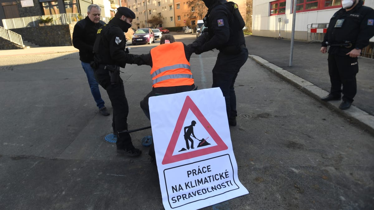 Protest před ministerstvem životního prostředí kvůli Turówu