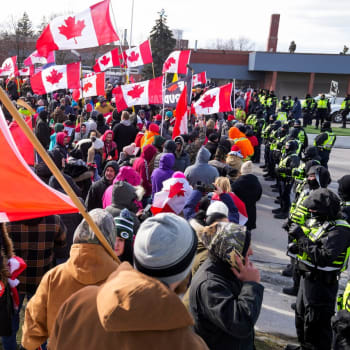 Policie zatkla protestující na mostě u kanadského Windsoru.
