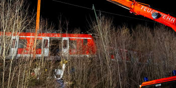 U Mnichova se čelně srazily příměstské vlaky. Jeden člověk nepřežil, 14 lidí se zranilo