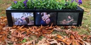 Muže zadržela policie za položení květin na hrob snoubenky. Zatykač podepsal její otec