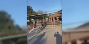 Drsný útok žáků základní školy. Učitel děti napomenul kvůli motorkám, zlomily mu ruku