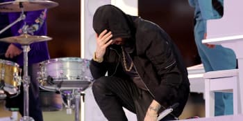 Eminem na Super Bowlu poklekl, i když to NFL prý nechtěla. Kde se gesto vzalo?