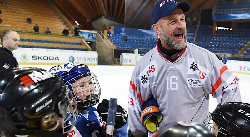 Renato Tosio se i po brankářské kariéře věnuje hokeji, něco ze svého umění ukazoval i dětem i tradičním turnaji o Spenglerův pohár v Davosu. 