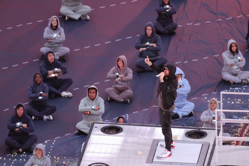 Nejvíce pozornosti na sebe během hudebního programu strhl rapper Eminem.