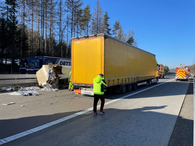 Další dodávka narazila do nákladního auta po 09:30 mezi sjezdy na 90. kilometru v Humpolci a 104. kilometru u Větrného Jeníkov.