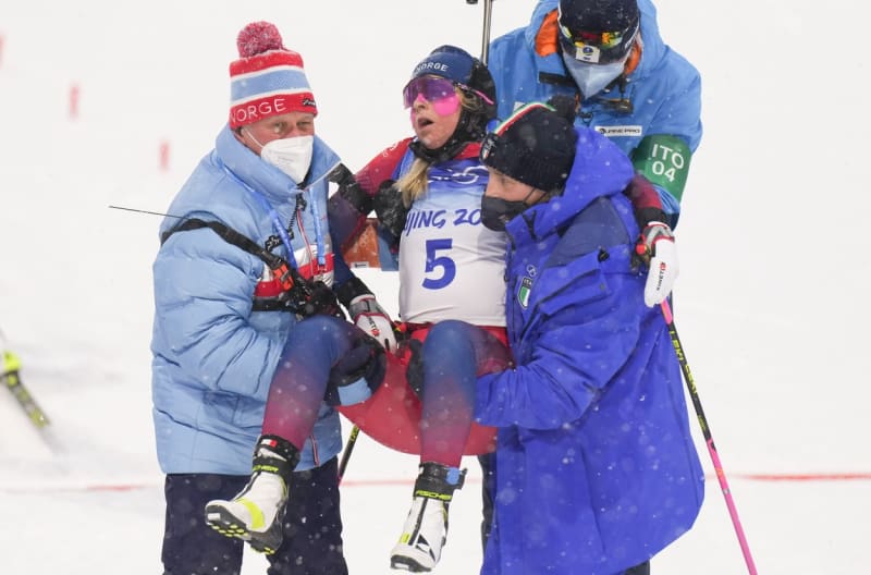 Norská biatlonistka Ingrid Landmark Tandrevoldová zkolabovala v cíli stíhacího závodu na ZOH 2022 v Pekingu.