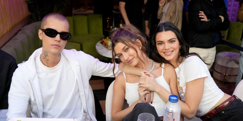 Zpěvák Justin Bieber s manželkou Hailey a modelkou Kendall Jenner. 