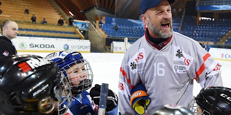 Renato Tosio se i po brankářské kariéře věnuje hokeji, něco ze svého umění ukazoval i dětem i tradičním turnaji o Spenglerův pohár v Davosu. 
