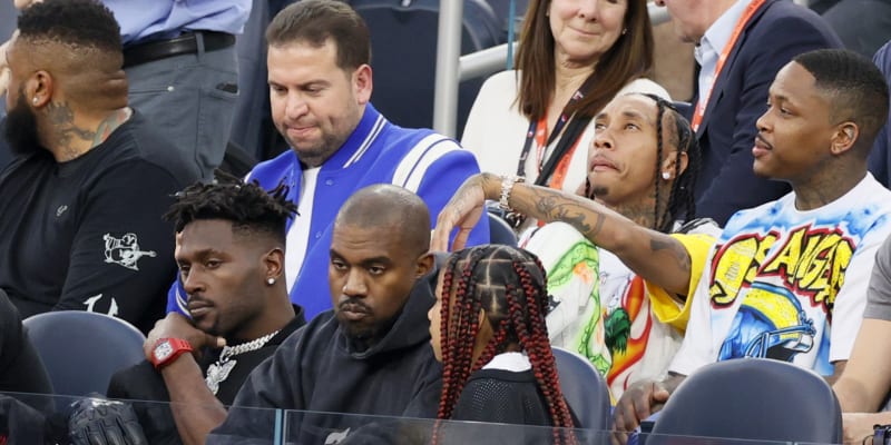 Antonio Brown, Kanye West a North West. Kanye na okamžik sundal černou kuklu, kterou měl po většinu zápasu nasazenou.