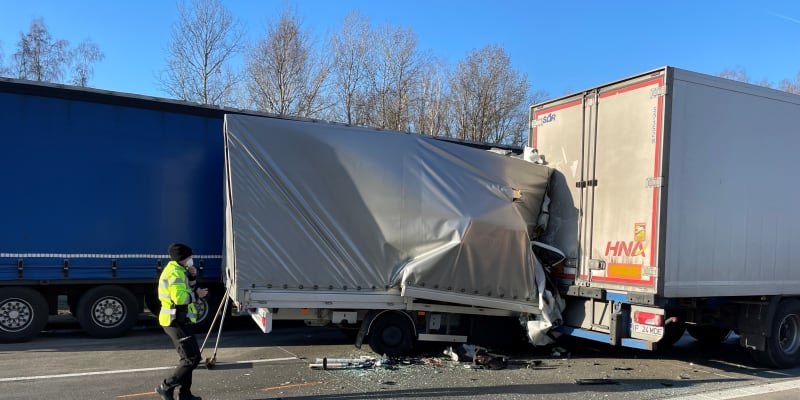 Nehoda na dálnici D1Dodávka na 83. kilometru narazila do nákladního auta stojícího v koloně, která se vytvořila kvůli předchozí nehodě na 78. kilometru.