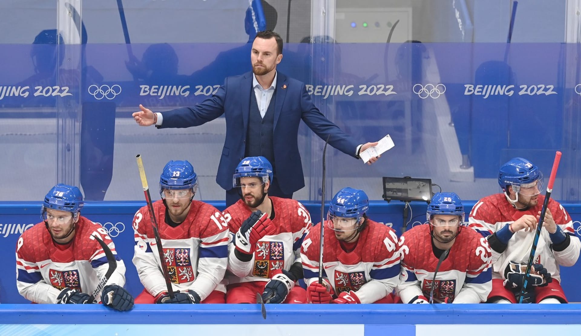 Filip Pešán na střídačce hokejové reprezentace a ZOH v Pekingu.