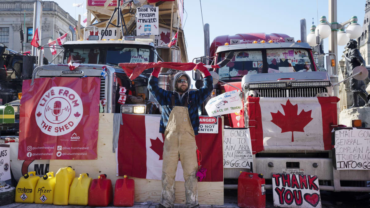 Účastník protestů v kanadské Ottawě