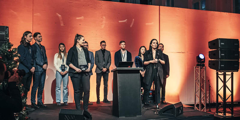 Slavnostní vyhlášení nejúspěšnějších studentek a studentů Huawei Seeds for the Future ve finských Helsinkách. Oceněná Češka Monika Hrubá stojí u mikrofonu druhá zprava.