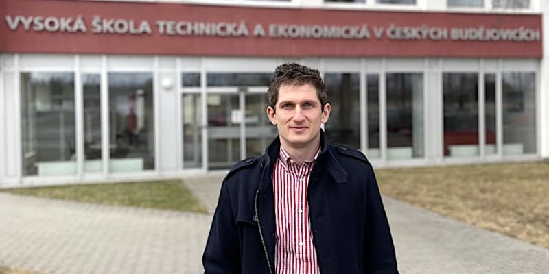 Petr Oros, ředitel Úseku vnějších vztahů Vysoké školy technické a ekonomické v Českých Budějovicích, před jednou z budov.
