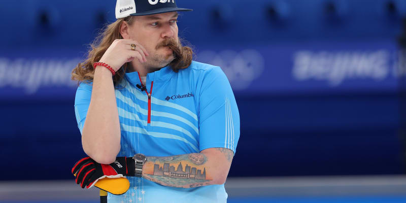 Curler Matt Hamilton pomáhá na olympiádě vybrat peníze na dobrou věc.