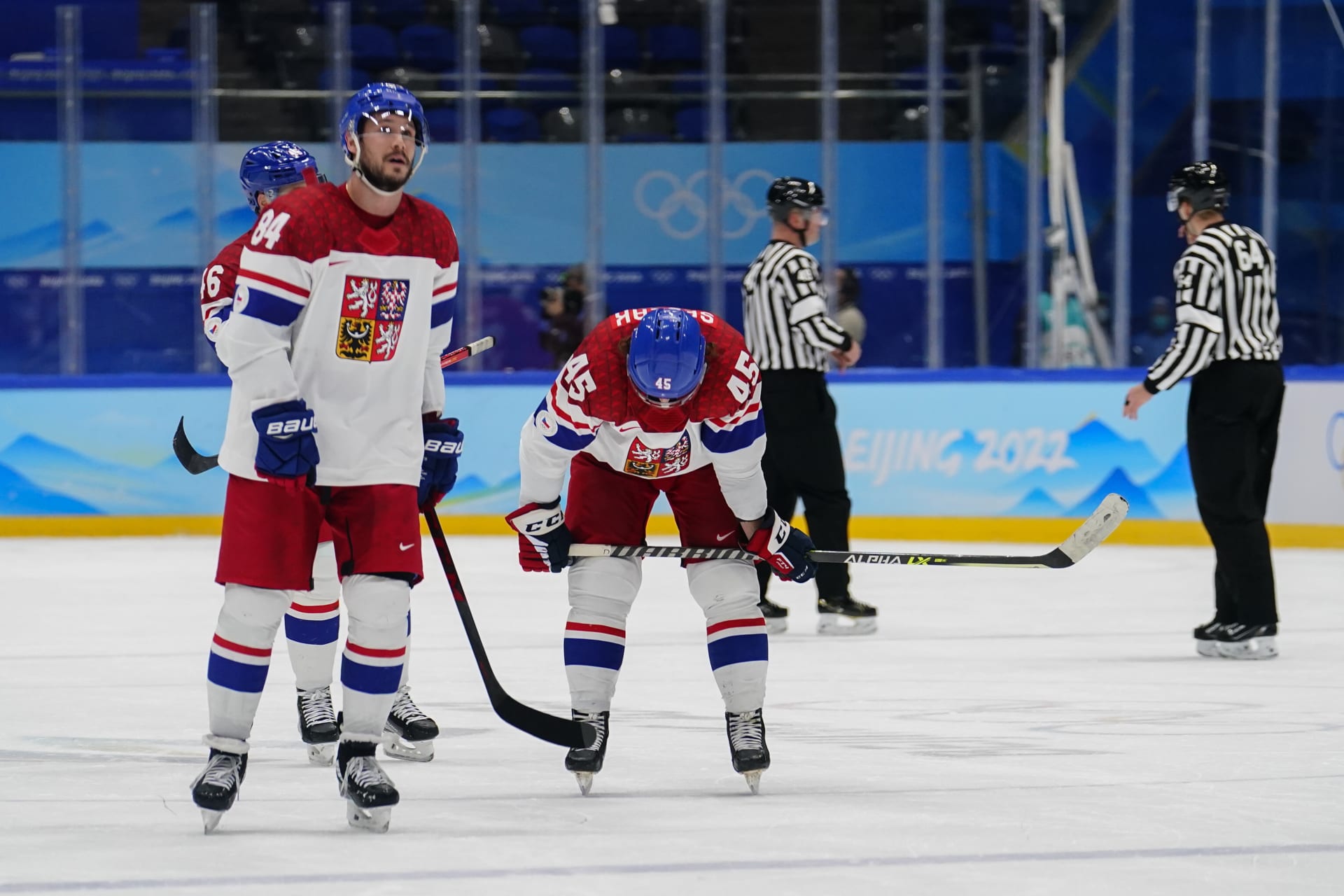 Čeští hokejisté se nedostali přes předkolo play-off, když podlehli Švýcarsku 2:4.