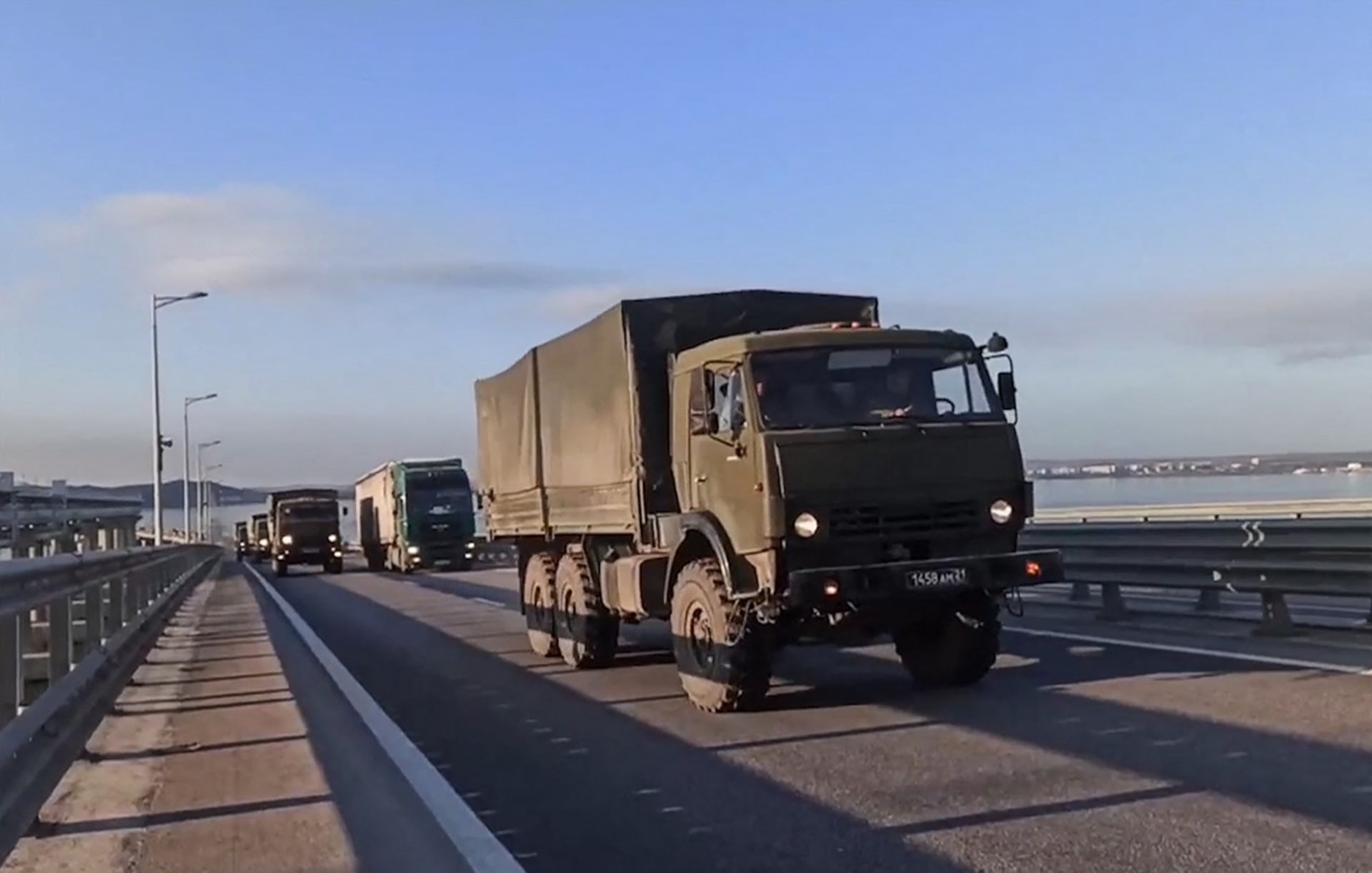 Snímek, který má dokládat, že ruští vojáci na Krymu ukončili cvičení a míří zpátky do vnitrozemí.