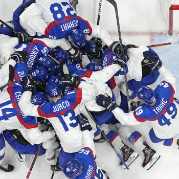 Slovenští hokejisté slaví vítězství nad USA ve čtvrtfinále olympijského turnaje.