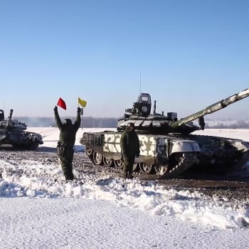 Ruské tanky vracející se z vojenského cvičení zpět na základnu