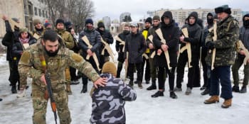 „Bábušky“ na Ukrajině cvičí příznivci krajní pravice. Jejich znak používala divize SS