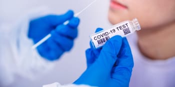 Sledujte ZÁZNAM Hlavních zpráv: PCR, nebo antigenní test? Odborníci se nemohou shodnout