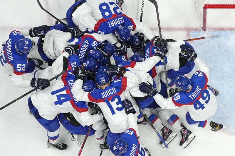 Slovenští hokejisté slaví vítězství nad USA ve čtvrtfinále olympijského turnaje.