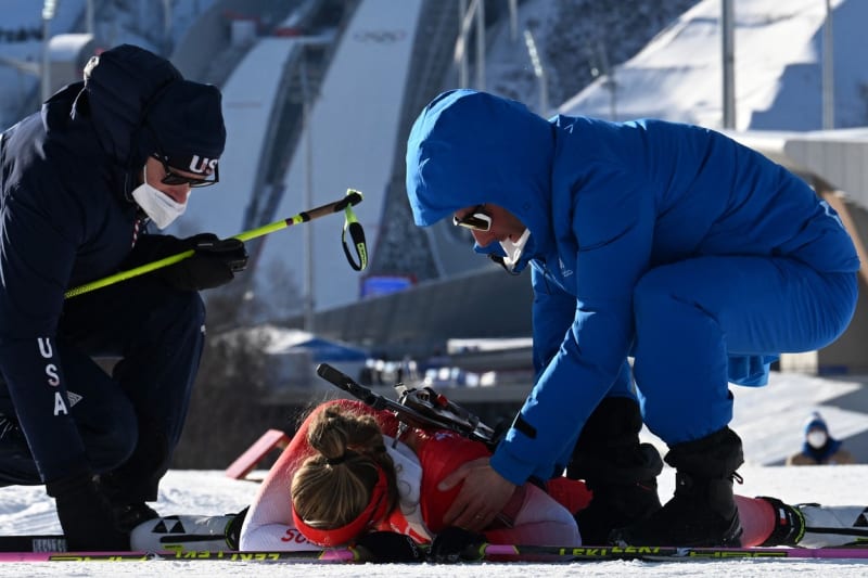 Švýcarská biatlonistka Irene Cadurischová zkolabovala během štafetového závodu. 