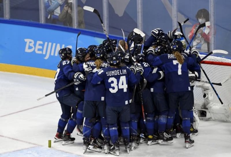 Hokejistky Finska berou po výhře nad Švýcarskem olympijský bronz.  