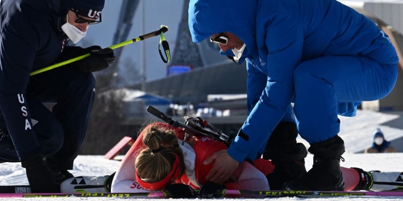 Irene Cadurischová během štafetového závodu biatlonu zkolabovala.