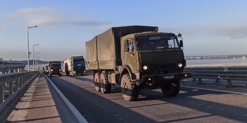 Snímek, který má dokládat, že ruští vojáci na Krymu ukončili cvičení a míří zpátky do vnitrozemí.