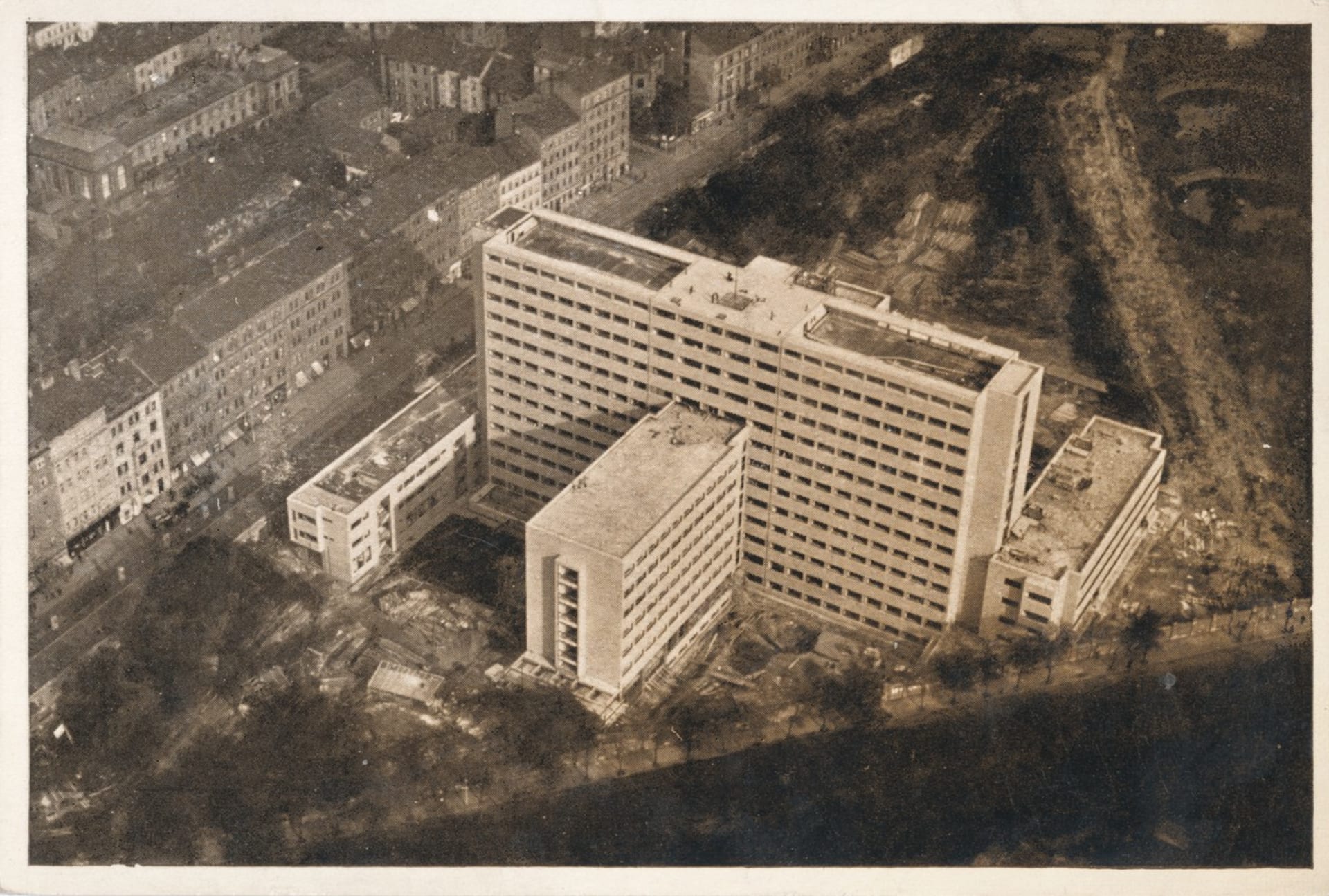 Bývalý Dům odborových svazů, dnes dům Radost, vznikl už v letech 1932 -1934 pro Všeobecný penzijní ústav, v roce 1951 budovu přebrala Ústřední rada odborů.