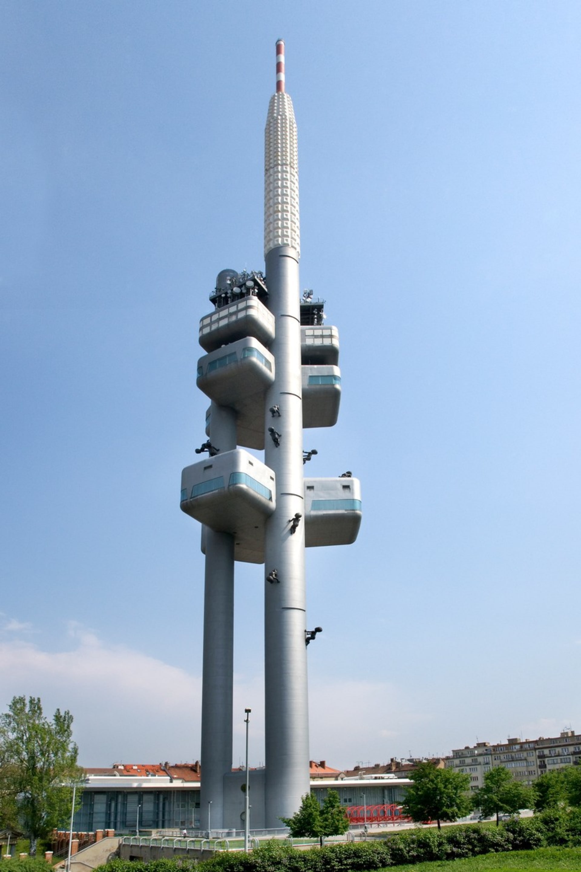 Žižkovský televizní vysílač stojí v parku na místě, kde býval židovský hřbitov