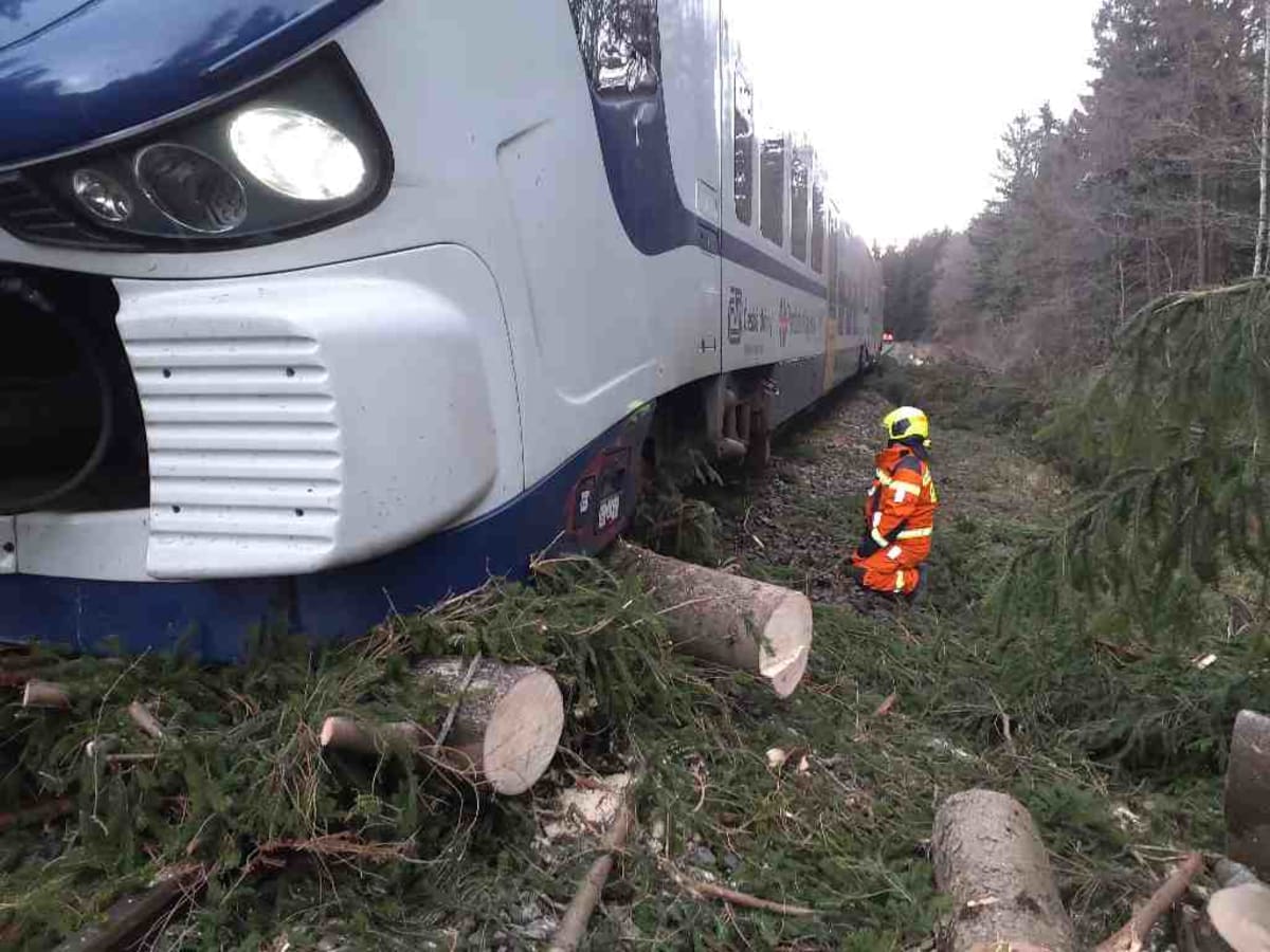 Osobní vlak ve Skutči narazil do spadlých stromů a došlo k vykolejení soupravy