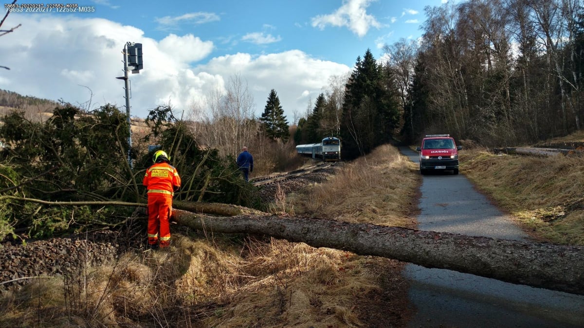 Drážní hasiči řeší popadané stromy na kolejích