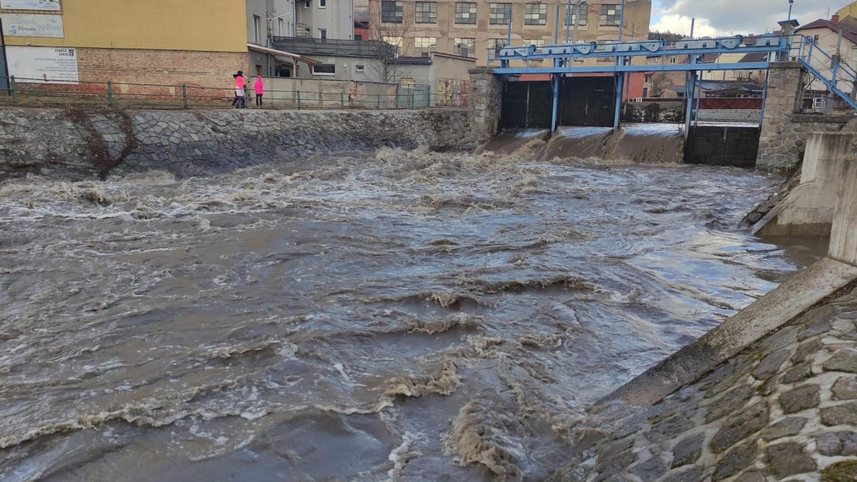Rozbouřena řeka Metuje ve městě Hronov
