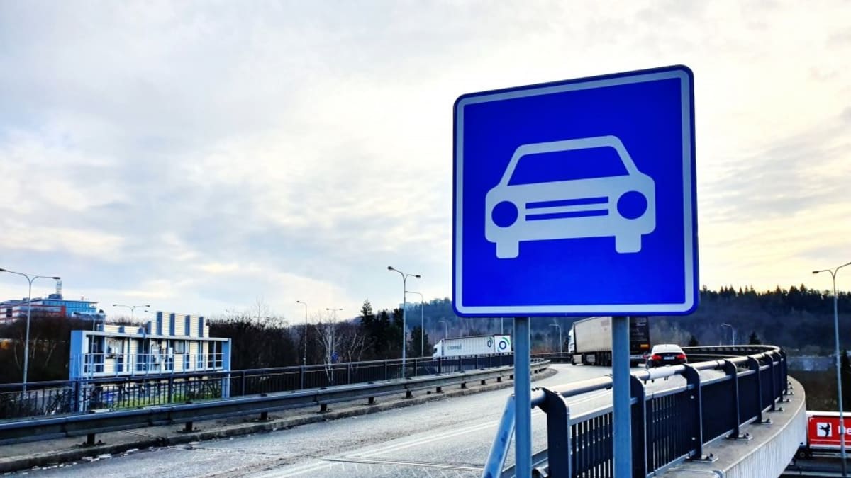 Značka Silnice pro motorová vozidla na území obce znamená maximální povolenou rychlost 80 km/h.