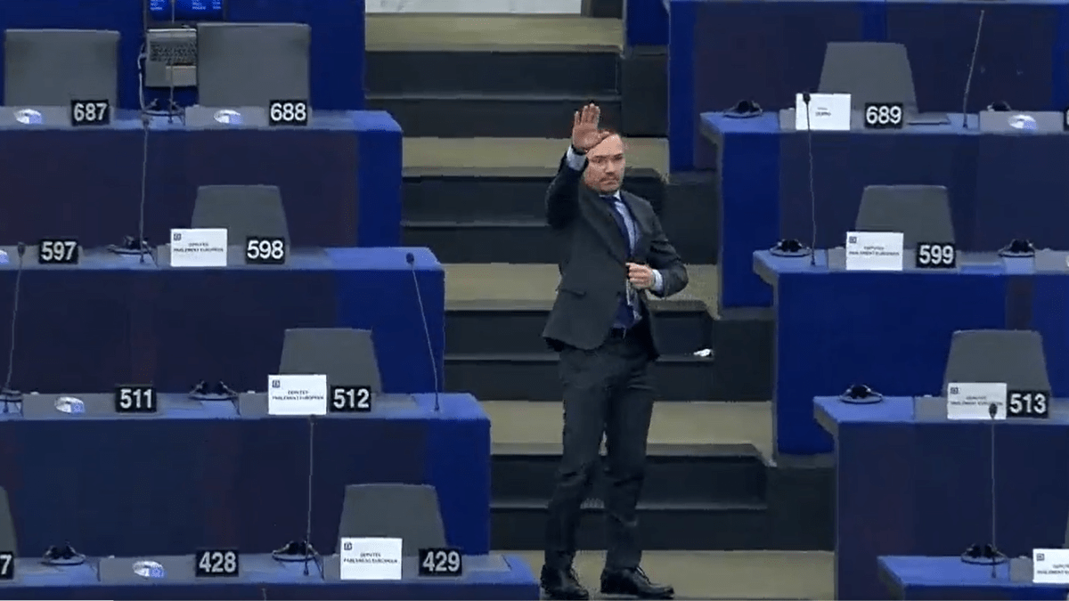 Hajlující europoslanec na plenárním zasedání. (Foto Evropský parlament)