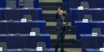 Hajlující europoslanec šokoval při jednání europarlamentu. Idiot, rozčílil se Zdechovský