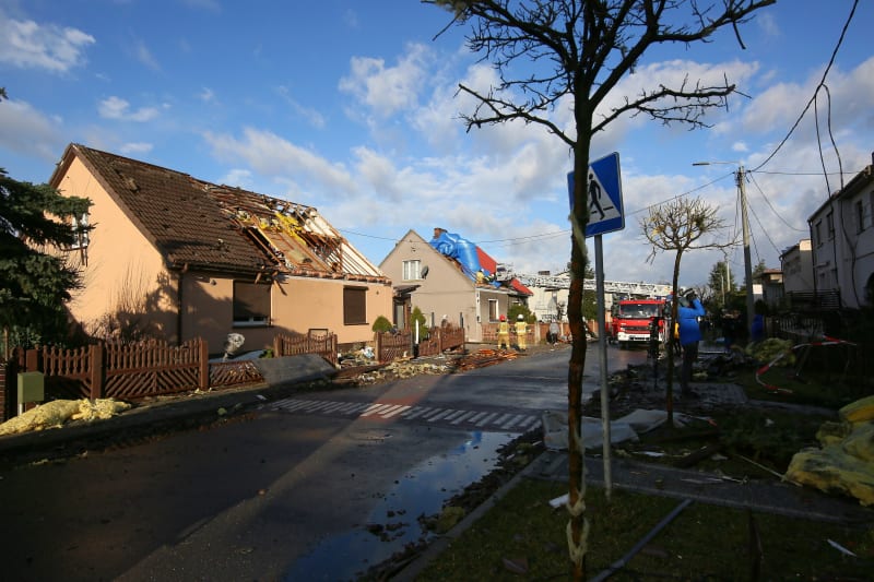 Polská vesnice po ničivém tornádu