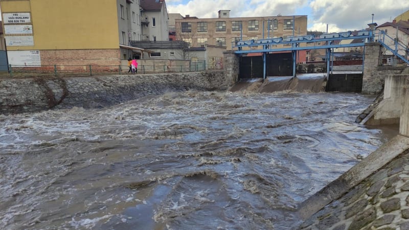 Rozbouřena řeka Metuje ve městě Hronov