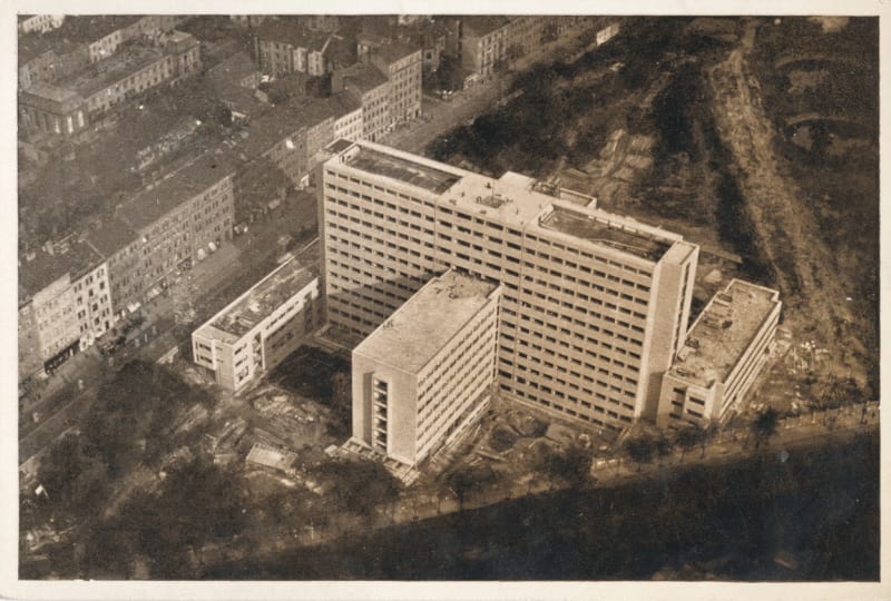 Bývalý Dům odborových svazů, dnes dům Radost, vznikl už v letech 1932 -1934 pro Všeobecný penzijní ústav, v roce 1951 budovu přebrala Ústřední rada odborů.